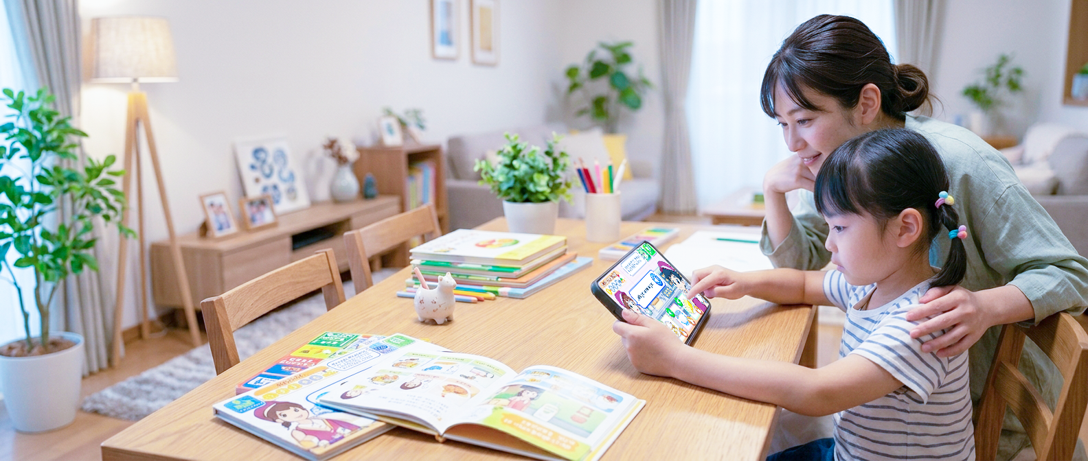 タブレットで英語を学ぶ子どもと、見守る保護者